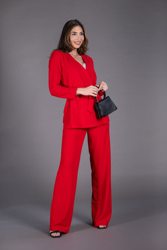 Traje de pantalón y chaqueta cruzada con cinturón color rojo