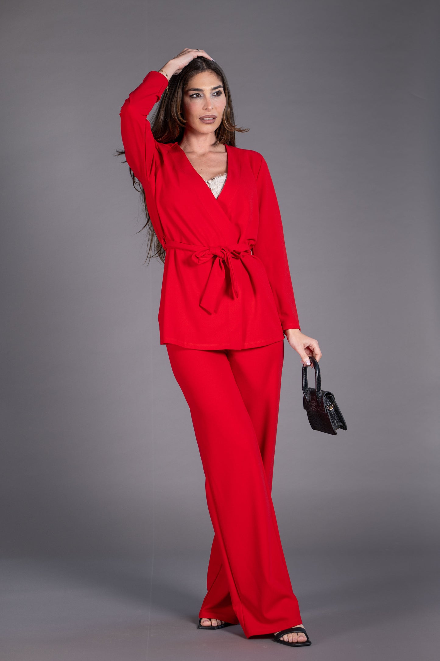 Traje de pantalón y chaqueta cruzada con cinturón color rojo