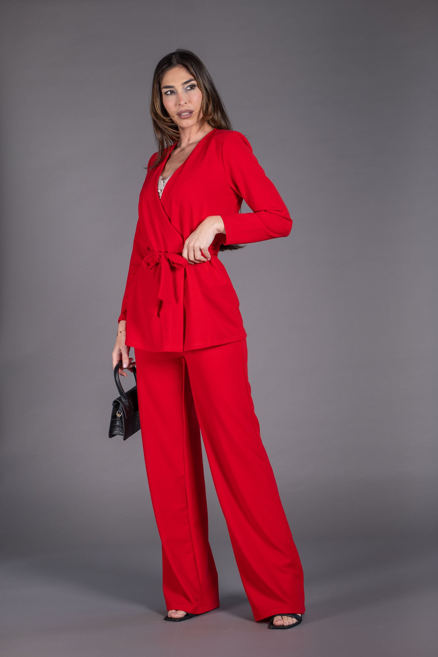 Traje de pantalón y chaqueta cruzada con cinturón color rojo